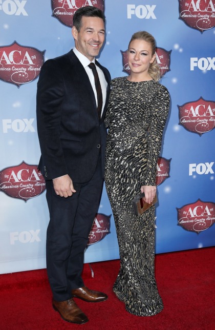 LeAnn Rimes in Reem Acra at the ACAs, with Eddie Cibrian: lovely or budget?