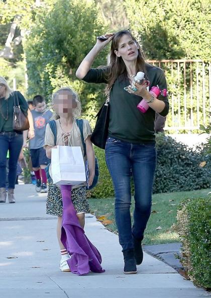 Jennifer Garner Brings Violet Home from School
