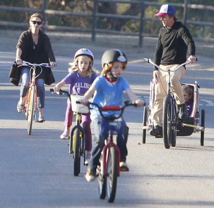 Julia Roberts got pap?d in Malibu with her husband & kids: movie promotion?