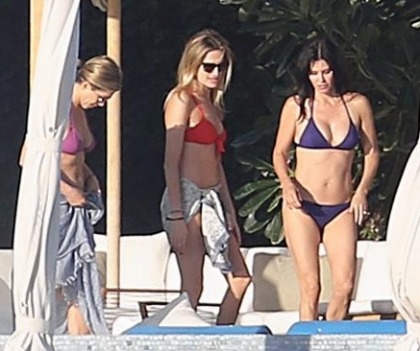 Jennifer Aniston Show off Bikini Bodies On Vacation In Mexico