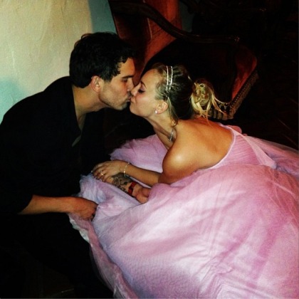 Kaley Cuoco married Ryan Sweeting on NYE, she wore a pink wedding gown