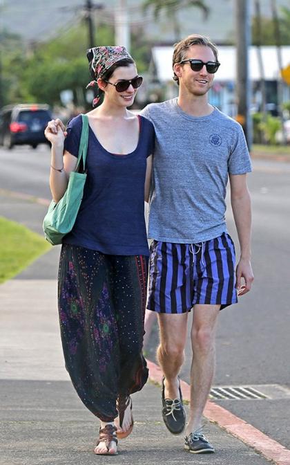 Anne Hathaway & Adam Shulman: Sunday Stroll in Hawaii