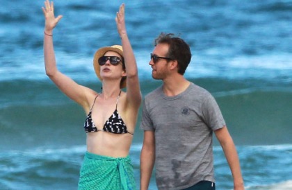 Anne Hathaway Hit Up Hawaii in a Bikini