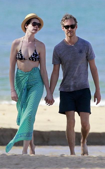Anne Hathaway & Adam Shulman Relax By the Beach in Oahu 