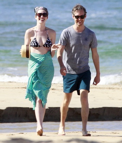 Anne Hathaway married a man who will bandage her foot & kiss the boo-boo