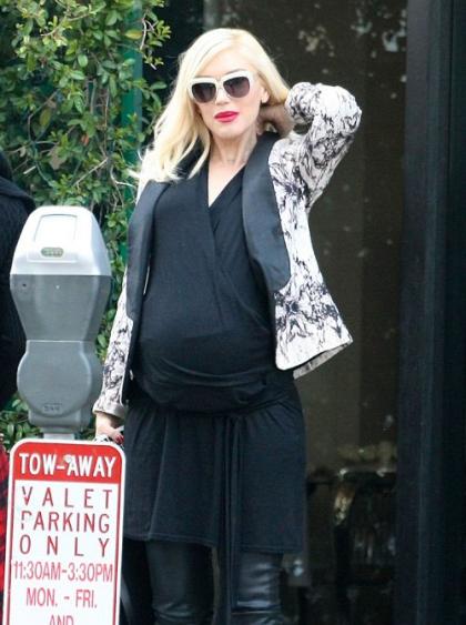 Gwen Stefani Bumps it to Lunch with a Friend