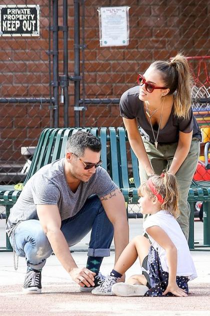 Jessica Alba and Cash Warren Take the Girls to the Park