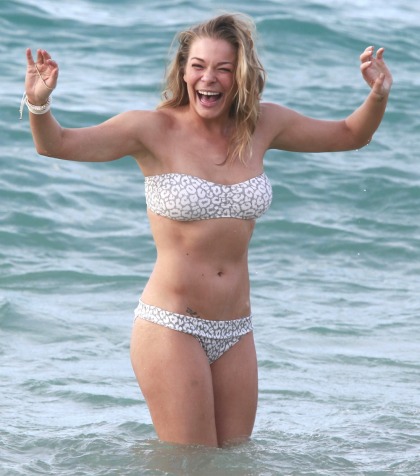 LeAnn Rimes poses for the paps in several bikinis in Hawaii: cute or try-hard?