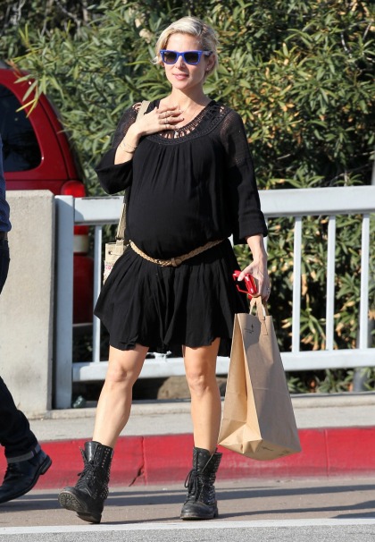 Elsa Pataky shows off some belty maternity style: boho chic or unfortunate?