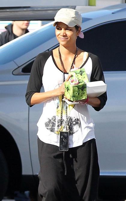 Halle Berry Grabs Some Valentine's Goodies in LA