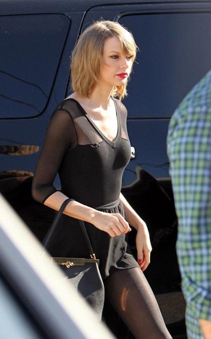 Taylor Swift Starts her Week with a Dance Session