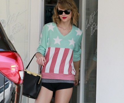 Taylor Swift Works It Good In Short Shorts