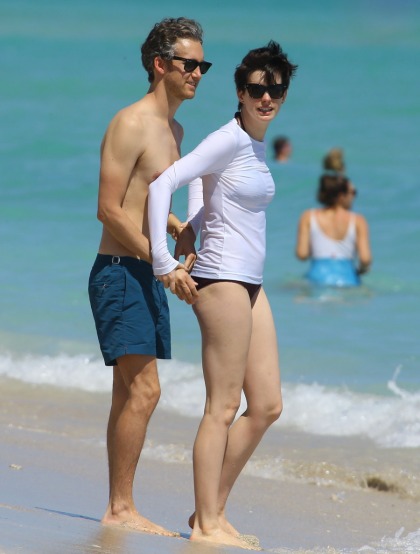 Anne Hathaway & Adam Shulman are on vacation again, this time in Miami