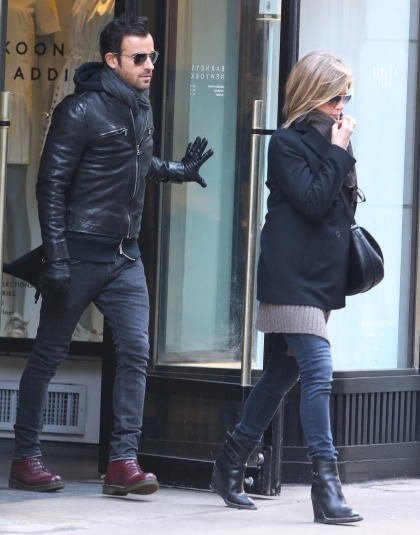 Jennifer Aniston & Justin Theroux are in NYC, she wore bump-illusion layers
