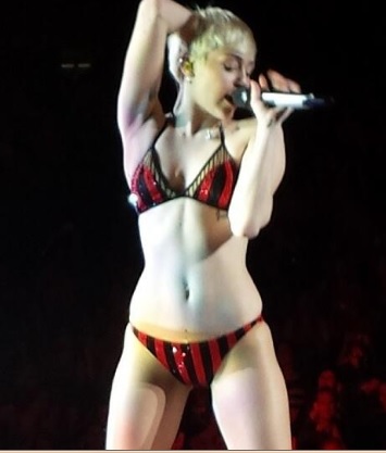 Miley Cyrus Awesome Performs 23 at Her Bangerz Concert in Milwaukee