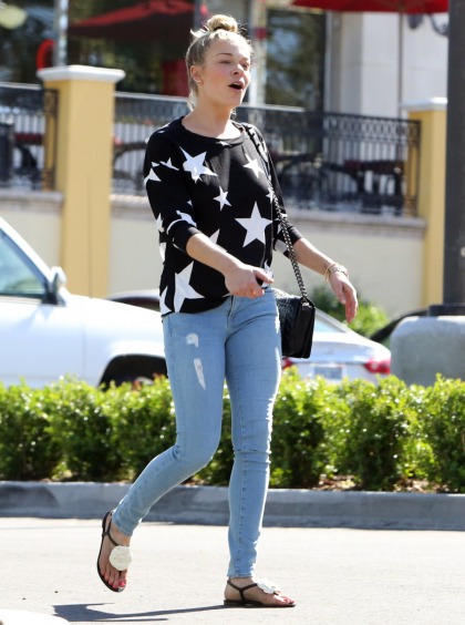 LeAnn Rimes steps out in skinny jeans & a star-covered sweater: cute or unflattering?