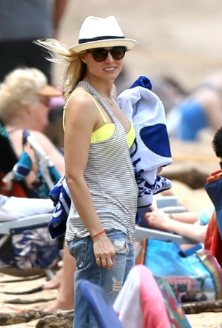 Kristen Bell Show Off Beach Body in Kapalua