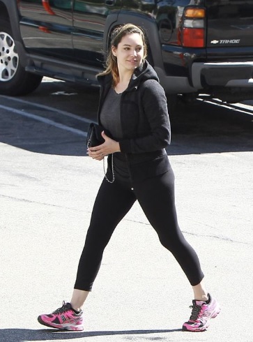 Kelly Brook Booty in Tights Flashes Her Engagement Ring During Gym