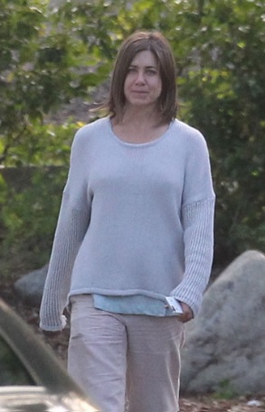 Jennifer Aniston Natural Look Filming A Scene For Her New Movie Cake