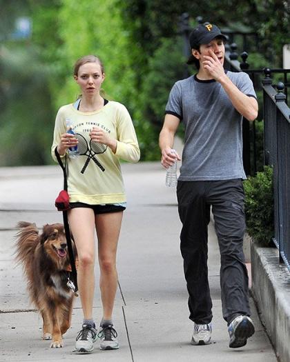 Amanda Seyfried & Justin Long: Dog-Walking Duo