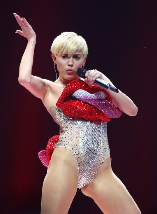 Miley Cyrus Crotch-Grabbing at Bangerz tour in London's O2 Arena