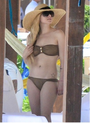 Avril Lavigne Sexy Bikini Body on the Beach in Mexico