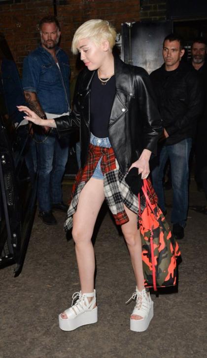 Miley Cyrus: My Knee Looks Like Seth Rogen