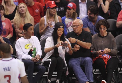 Rihanna mocks a fan with an 'Instagram vs real life' pic: rude or simply RiRi'