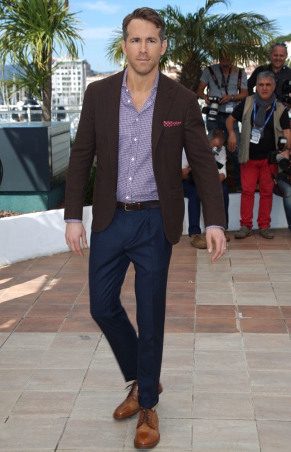 Ryan Reynolds looks thin at 'Captive' Cannes photocall: would you hit it'