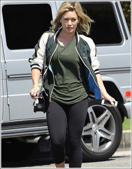 Hilary Duff Busting Out Her Bodacious Pre-Workout Curves Hilary Duff Busting Out Her Bodacious Pre-Workout Curves