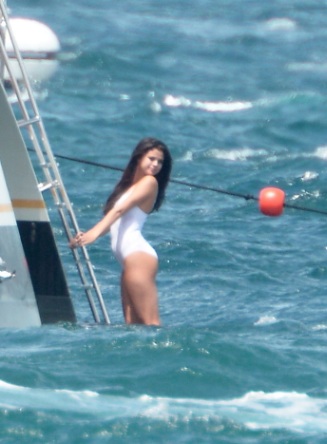 Selena Gomez Flaunts Hot Beach Body in St Tropez