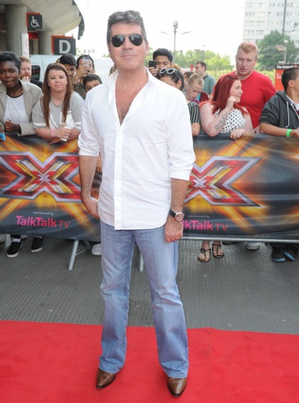 Simon Cowell reaffirms his heterosexuality after some dude claimed he was gay