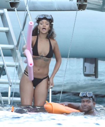 Rihanna Shows off her Hot Bikini Body on Barbados