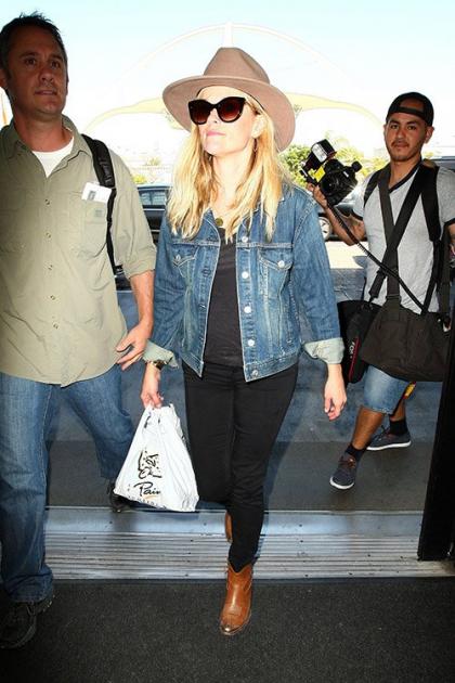 Reese Witherspoon: Seasoned Traveler at LAX