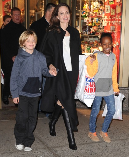 Angelina Jolie took Shiloh & Zahara to a NYC art-supply store: adorable?