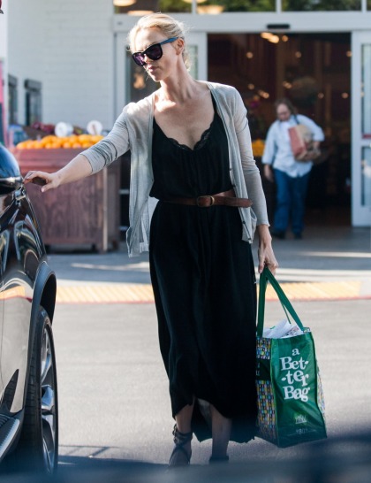 Charlize Theron & Sean Penn made a grocery run, they?re still going strong