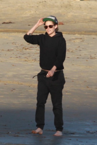 Kristen Stewart Booty with Friends on the Beach in Malibu
