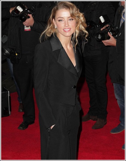 Amber Heard Wears Johnny Depp's Clothes, Still Manages To Look Stunningly Sexy Amber Heard Wears Johnny Depp's Clothes, Still Manages To Look Stunningly Sexy
