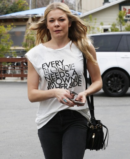 LeAnn Rimes wore a 'Every blondie needs a brownie by her side' t-shirt: cute'