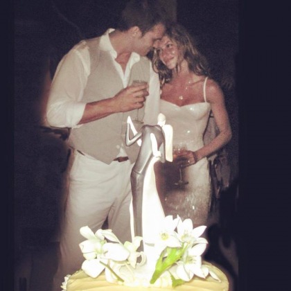 Gisele Bundchen posts wedding dress pic on her sixth anniversary: pretty?