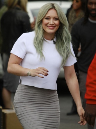 Hilary Duff Amazing on the set of Extra in Universal City