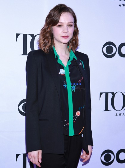 Star: Carey Mulligan is knocked up, thus the unflattering sack dresses