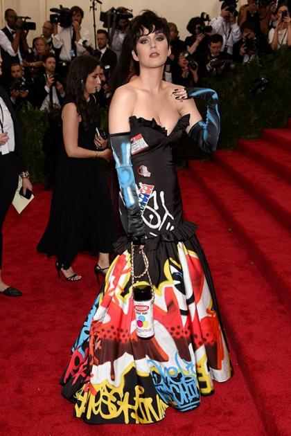 Katy Perry Makes a Moschino Statement at the 2015 Met Gala