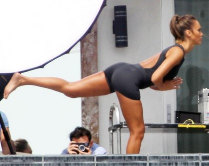 Jessica Alba's Hot Yoga Moves