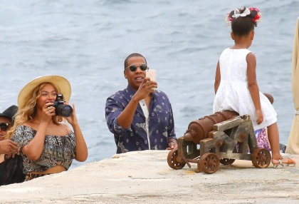 Beyonce & Jay-Z look chilled out, happy on vacation in the South of France