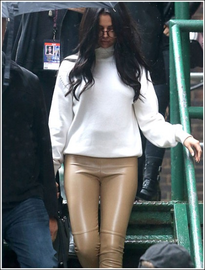 Selena Gomez Gets Leggy In Skin-Tight Leather Pants Selena Gomez Gets Leggy In Skin-Tight Leather Pants