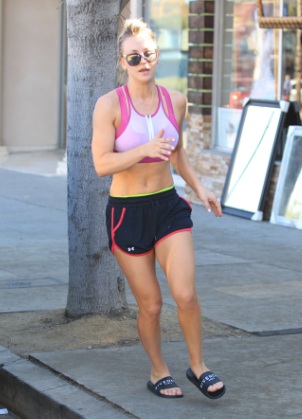 Kaley Cuoco Shows Off Toned Figure While Leaves a Yoga Class