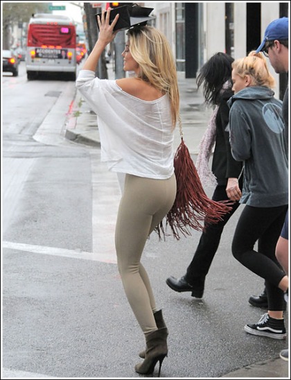 AnnaLynne McCord Covers Her Head, Reveals Her Sexy Little Booty AnnaLynne McCord Covers Her Head, Reveals Her Sexy Little Booty