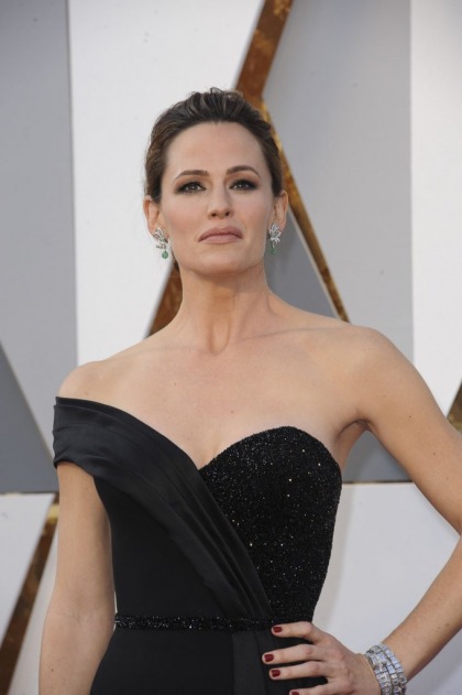 Jennifer Garner in black Versace at the Oscars: widowy or classy?