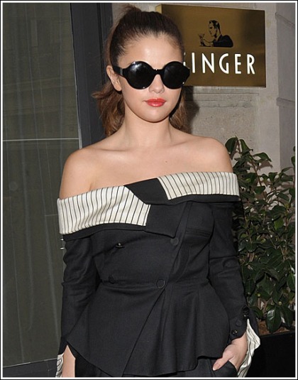 Selena Gomez Unleashes Her Sexy Bare Shoulders Selena Gomez Unleashes Her Sexy Bare Shoulders